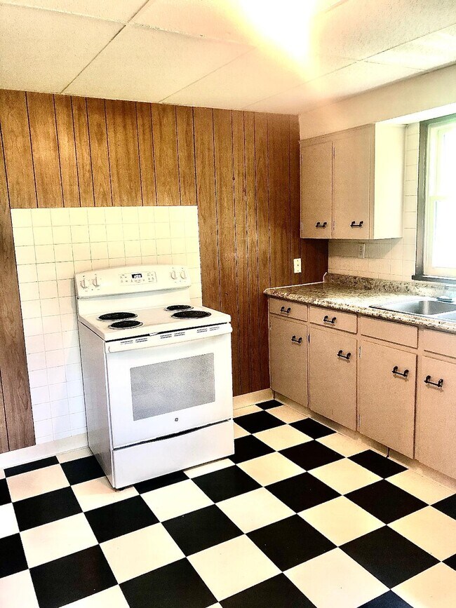 Kitchen w/ included oven range - 386 Freeport Rd