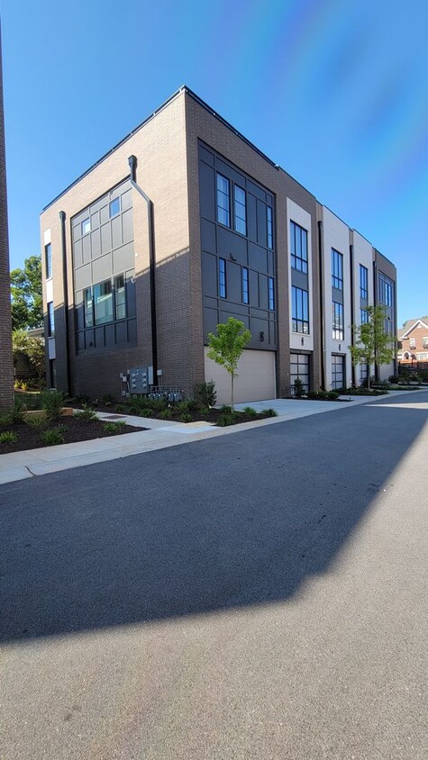 Primary Photo - 2 Bed, 2.5 Bath Townhome Available in Down...