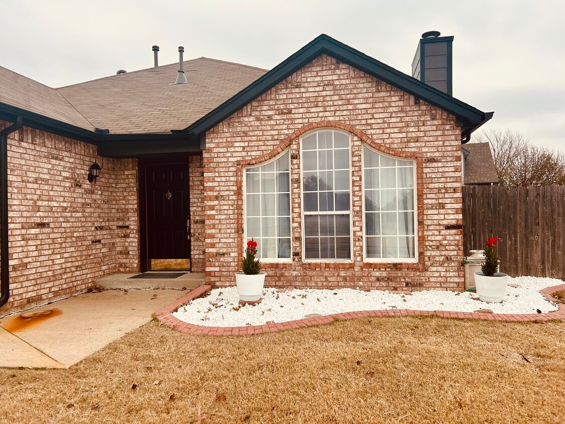 Building Photo - 2018 W College St