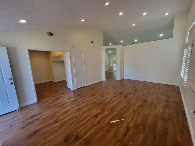 Building Photo - 3bed 2bath in Rainbow Ridge!
