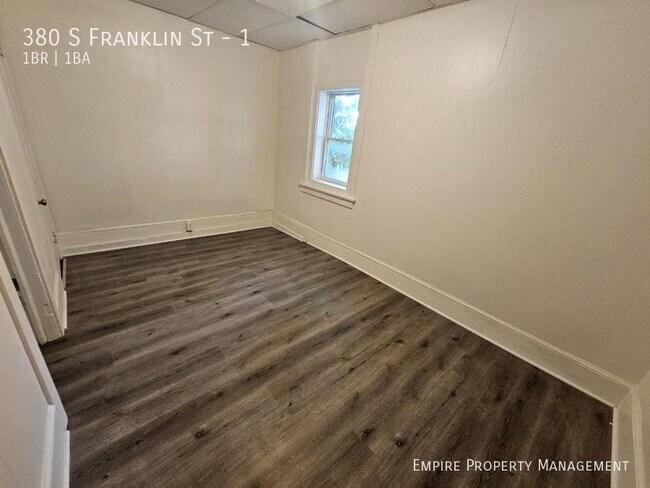 Foto del edificio - 380 S Franklin St