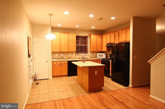 Building Photo - 7710 Valley Oak Dr