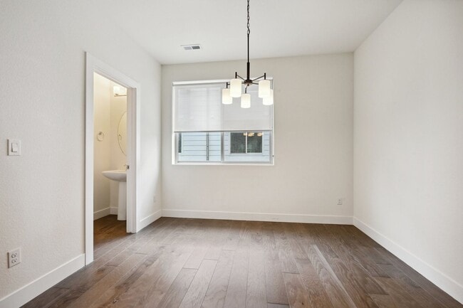 Building Photo - Great Townhome, Perfect Location! License #2023-BFN-0071747