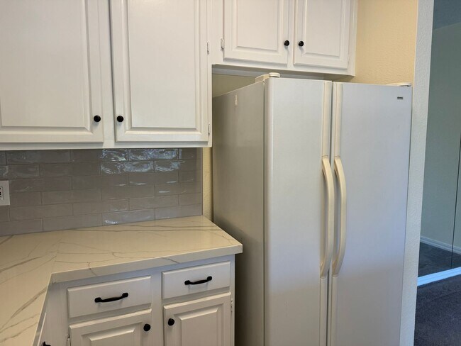 Building Photo - Lovely San Mateo Condo!