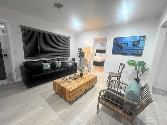 Building Photo - 6715 NE Miami Pl