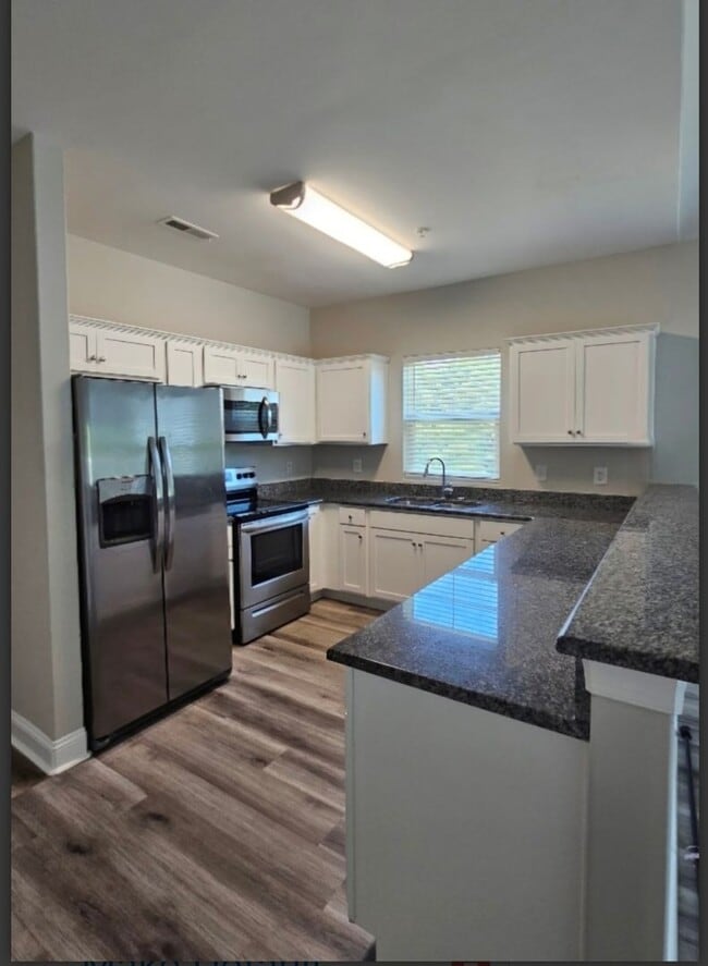 Building Photo - Beautiful 2BR/2BA Condo with Scenic Pond V...