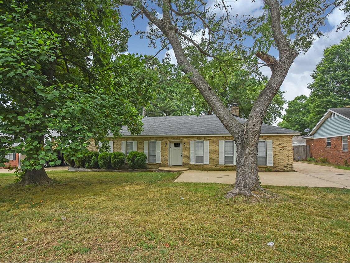 Foto principal - UPDATED 3 bed, 2 bath home with great curb...