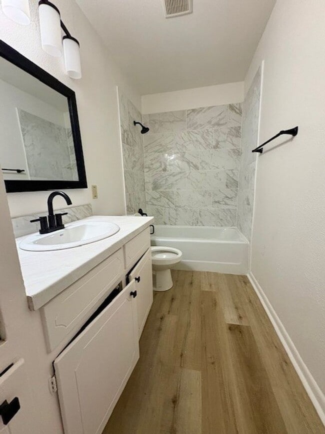 Building Photo - 5505-5507 Tennyson