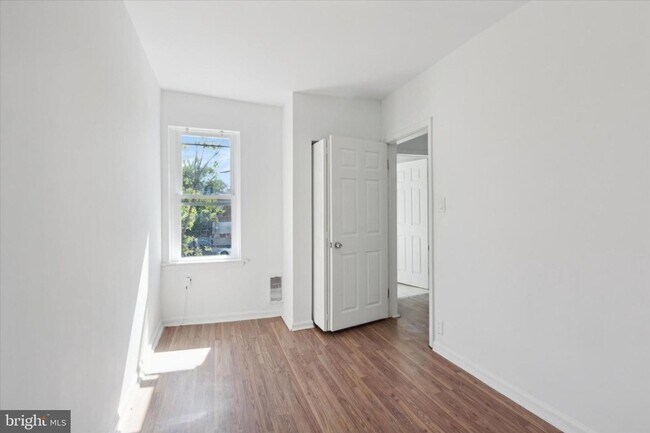 Foto del edificio - Welcome to this updated 2-bedroom, 1-bathroom row home in the historic Strawberry Mansion neighbo...