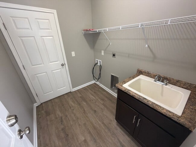 Building Photo - Beautiful Three Bedroom, Two and a half Bath home available in River Wood of Fairlawn