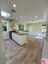 Building Photo - 10740 Aqua Vista St