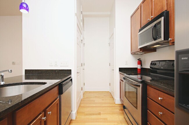 Building Photo - Move-in Ready, Light-Filled Downtown Condo
