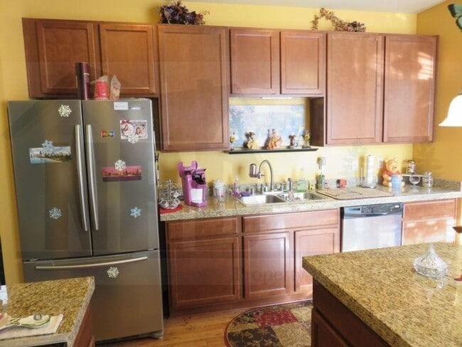 Building Photo - Beautiful Home located in a gated communit...