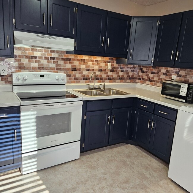 Building Photo - 572 Meadow St