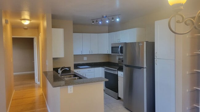 Building Photo - 2BR/2BA/2prkg Townhouse unit in a Guard-ga...