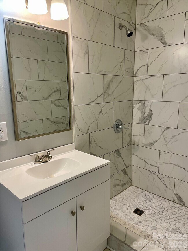 Building Photo - 819 Markwell Dr