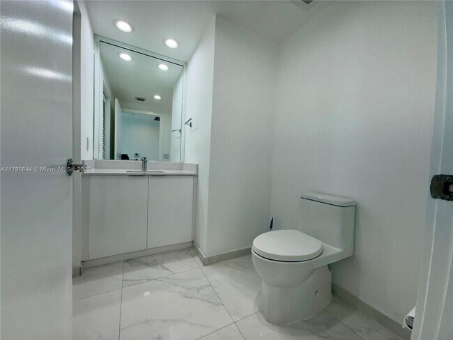 Building Photo - 950 Brickell Bay Dr
