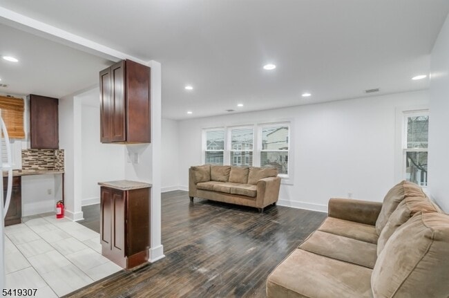 Foto del edificio - 860 Lyons Ave