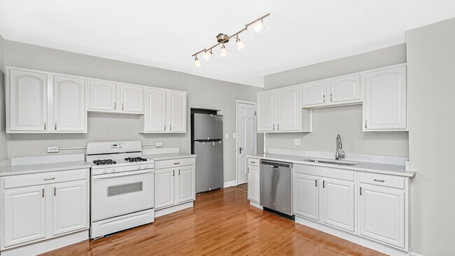 Building Photo - 1256 N Bosworth Ave