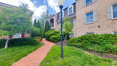 Building Photo - 10712 Kings Riding Way