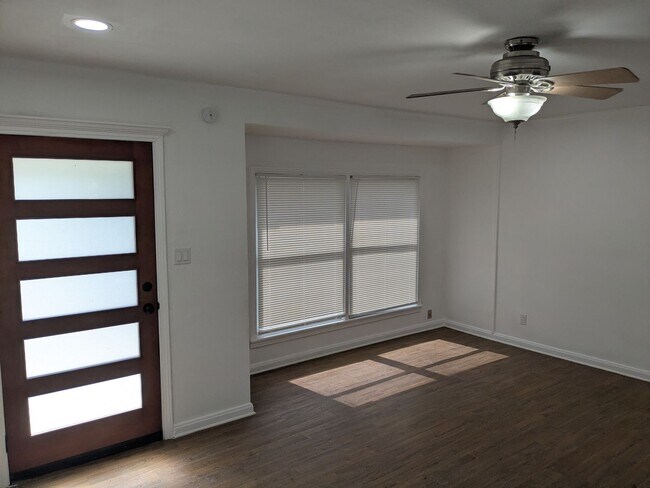 Building Photo - Fully Remodeled 2 Bed 1 Bath
