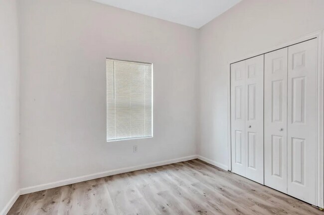 Foto del edificio - 813 W 9th St