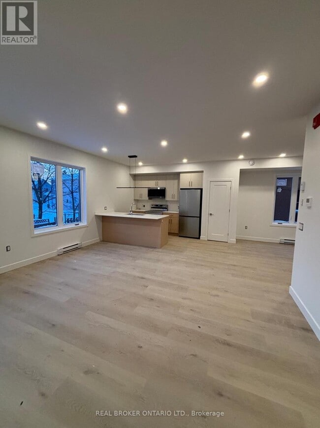 Building Photo - 184 Woodroffe Ave