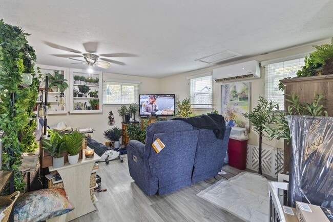 Building Photo - 916 NE 11th St