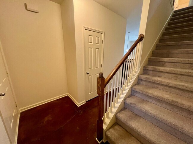 Foto del edificio - Showing Now! 2BR 2.5BA Townhouse Moments From Murfreesboro Square
