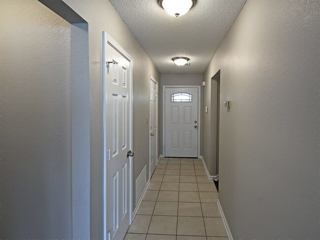 Building Photo - 3 Bedroom, 2 Bath Near Whitten and Dexter