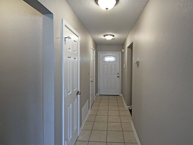 Foto del edificio - 3 Bedroom, 2 Bath Near Whitten and Dexter