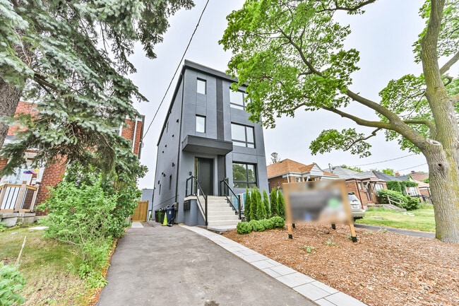 Building Photo - 2420 Gerrard St E