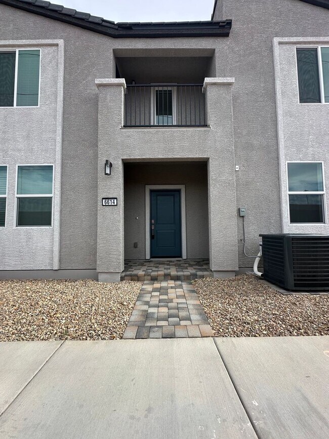 Foto del edificio - New Constructed and upgraded three bedroom...
