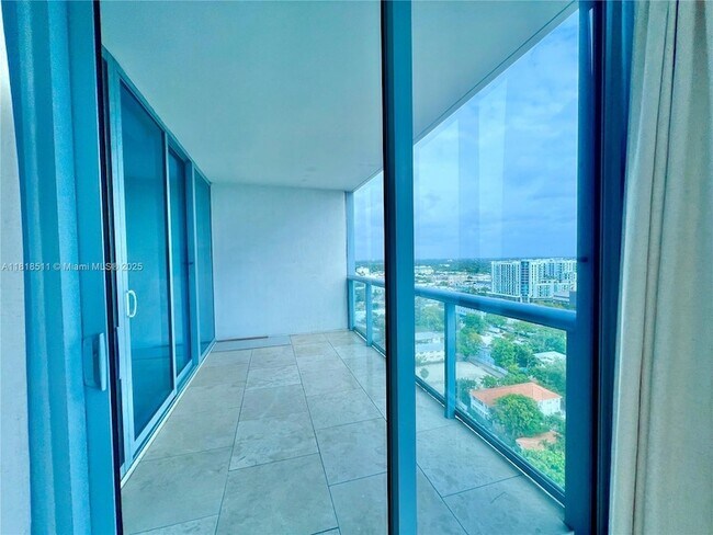 Foto del edificio - 601 NE 36th St