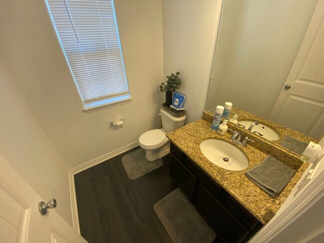 Foto del edificio - LARGE 6 Bed 4 Bath 4 Car Garage Home Near ...