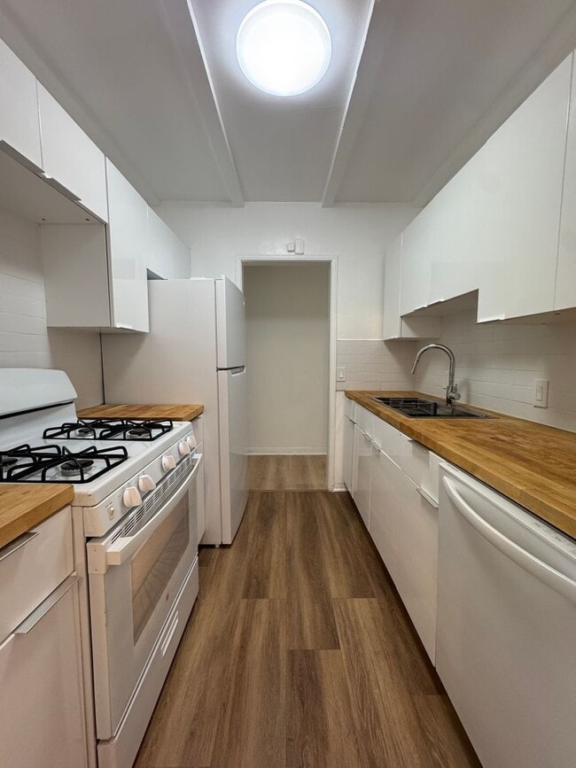 Interior Photo - Hayworth Courtyard Apartments – West Holly...