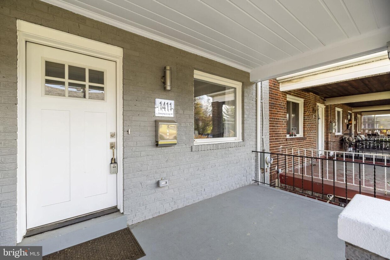Primary Photo - 1411 Downing St NE