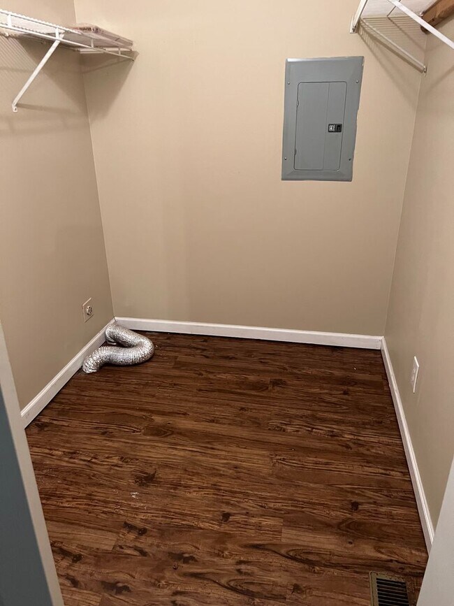 Building Photo - Jacksboro 37757 - 1 bed 1 bath villa - cal...