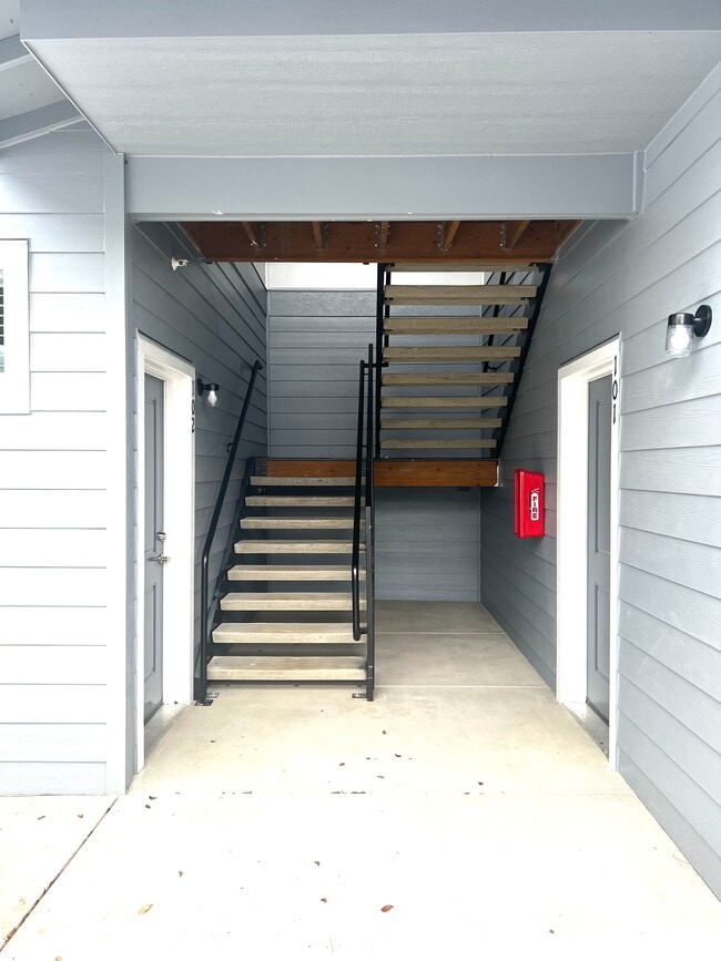 Building Photo - 1525 Jonmart Ave SE