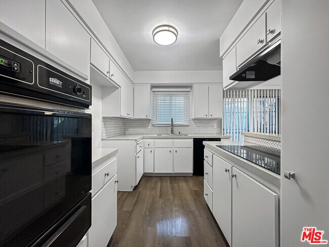 Foto del edificio - 817 E Nutwood St