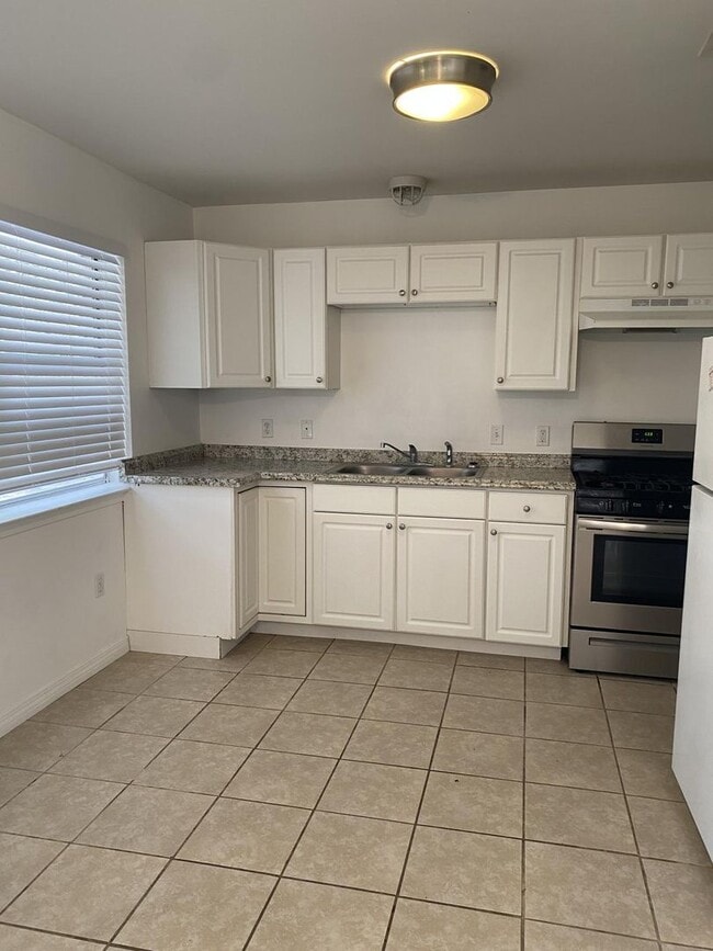 Building Photo - Available NOW! *PET FRIENDLY*