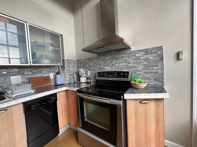 Foto del edificio - 6533 E Jefferson Ave