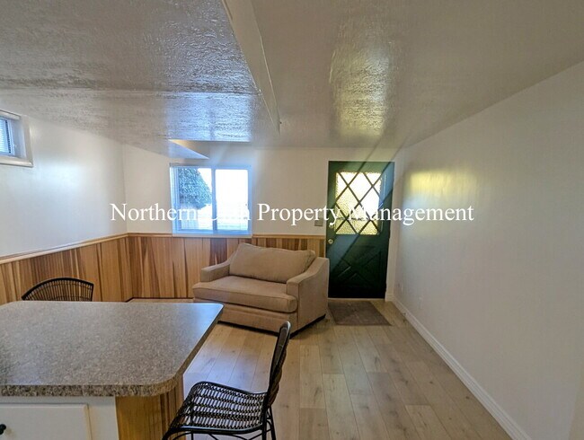 Foto del edificio - 1 Bed 1 Bath Lower Unit