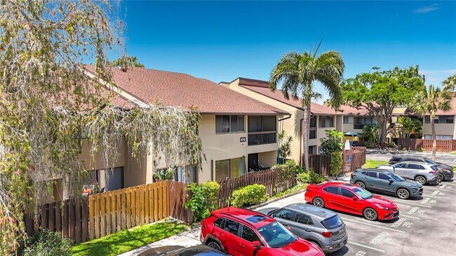 Foto del edificio - 890 N Village Dr
