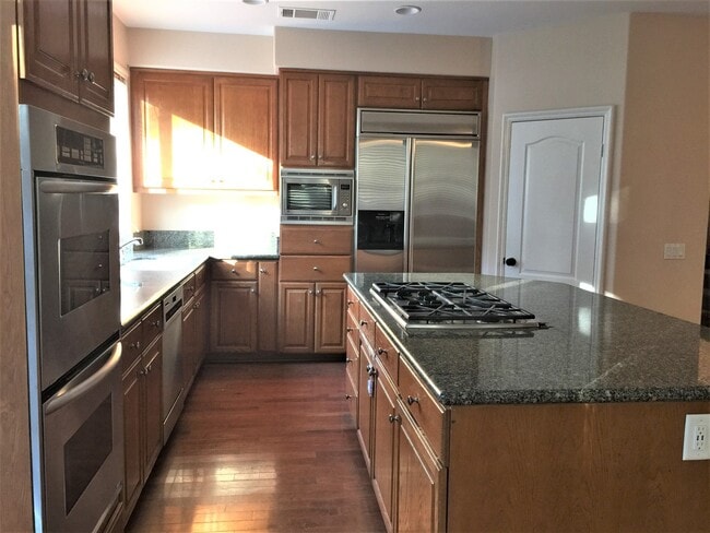 Foto del edificio - Gorgeous large single family home in Eastlake!