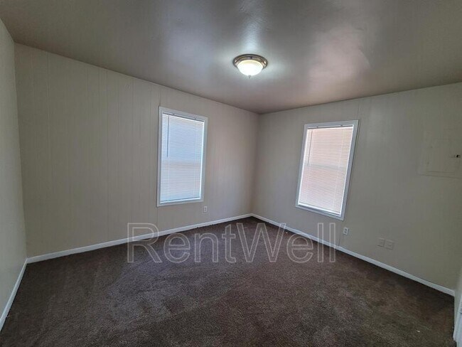 Building Photo - 1508 E 7th St