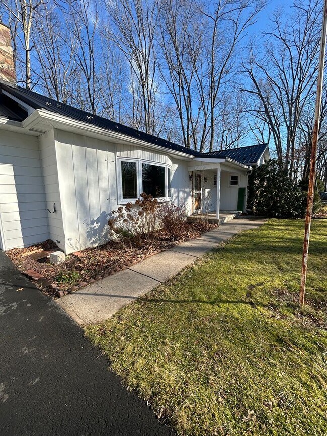 Building Photo - 3 bedroom, 3 bath house located in Park Forest