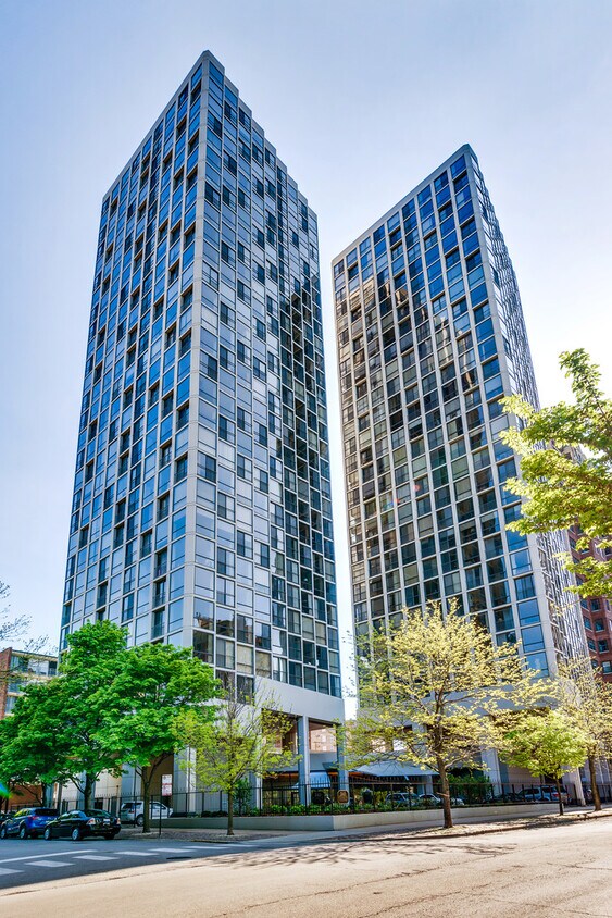 Foto principal - 345 W Fullerton Pkwy