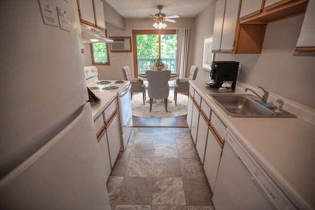 Foto del edificio - 2 Bedroom available at Woodridge Apartments in Northfield!