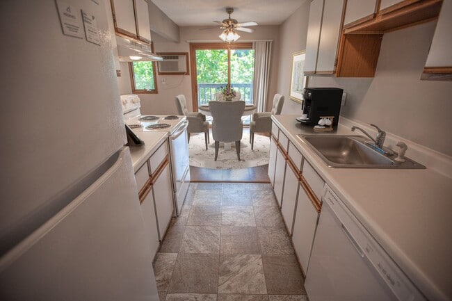 Building Photo - 2 Bedroom available at Woodridge Apartments in Northfield!